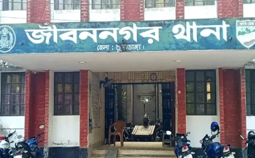 নতুনপাড়ায় রাস্তার ওপর ময়লা ফেলার প্রতিবাদ করায় চারজনকে কুপিয়ে জখমের অভিযোগ