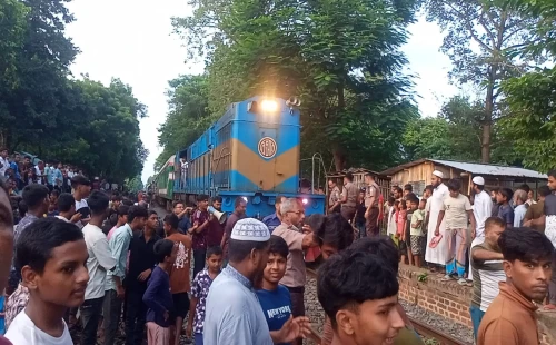 দামুড়হুদার জয়রামপুর রেলওয়ে স্টেশনকে ঘিরে ৮ দফা দাবিতে মানববন্ধন