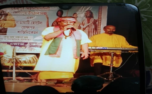 শান্তিনিকেতনের মঞ্চ মাতিয়ে দেশে ফিরেছেন ধীরু বাউল