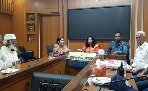 চুয়াডাঙ্গায় বাস ও ইজিবাইক মালিক-শ্রমিকদের সঙ্গে জেলা প্রশাসকের মতবিনিময়