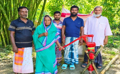 টিউবওয়েল পেয়ে খুশি নুরজাহান