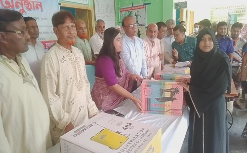 দামুড়হুদার হাউলী ইউনিয়নে সেলাই মেশিন, স্প্রে মেশিন ও শিক্ষা উপকরণ বিতরণ