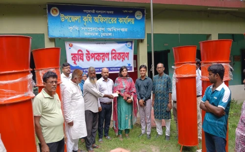 আলমডাঙ্গায় চাষিদের মাঝে এয়ার ফ্লো মেশিন বিতরণ