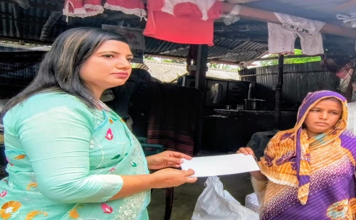 অসহায় পরিবারের পাশে ইউএনও শাহিনুর আক্তার