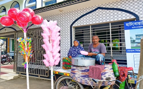 জীবিকার তাগিদে পথে পথে হাওয়াই মিঠাই বিক্রি
