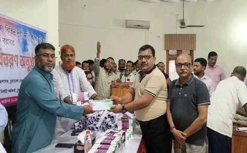 চুয়াডাঙ্গায় ৬২ দুর্গামন্দিরে জেলা পরিষদের অনুদান প্রদানকালে শরীফুজ্জামান