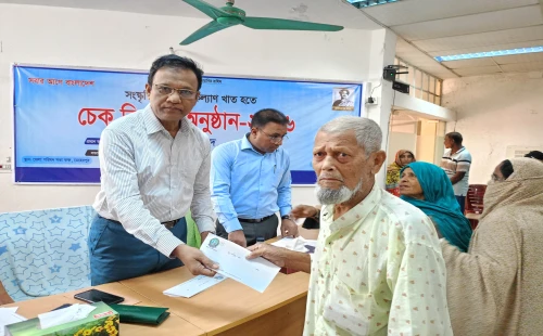মেহেরপুরে সংস্কৃতি ও সমাজকল্যাণ খাতে ১১৩ জনের মাঝে চেক বিতরণ