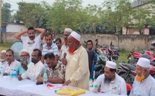 জেলা পরিষদের দোকানের ইজারা বাতিলের প্রতিবাদে