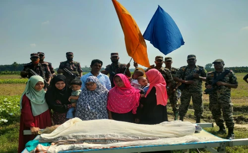 সীমান্তের কাঁটাতার পেরিয়ে জন্মদাত্রী মায়ের মরদেহ দেখলেন মেয়ে