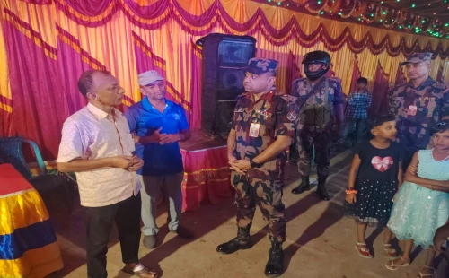 জীবননগরে দুর্গাপূজামণ্ডপ পরিদর্শনে ৫৮ বিজিবি অধিনায়ক