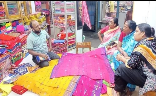 চুয়াডাঙ্গায় জমেনি পূজার বাজার, দামে অসন্তুষ্ট ক্রেতারা