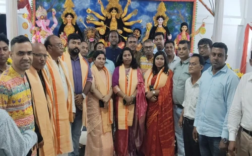 দামুড়হুদার বিভিন্ন দুর্গাপূজার মণ্ডপ পরিদর্শনকালে জেলা প্রশাসক লুৎফুন নাহার