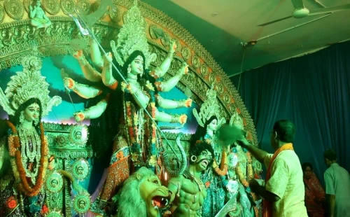 চুয়াডাঙ্গার ১১৬ পূজামণ্ডপে দেবী দর্শনে ভিড়, নানা অনুষ্ঠানের আয়োজন