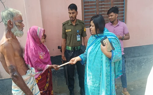 দামুড়হুদায় অগ্নিকাণ্ডে ক্ষতিগ্রস্ত পরিবারকে সহায়তা দিলেন ইউএনও