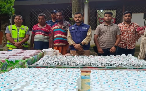 কার্পাসডাঙ্গায় পুলিশের বিশেষ অভিযানে ভারতীয় প্রসাধনীসহ দুজন আটক