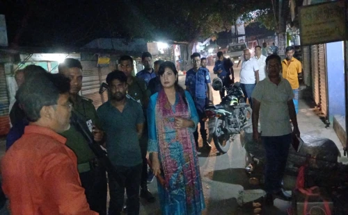 আলমডাঙ্গায় ফুটপাত ও দুটি ব্রিজ দখলমুক্ত করতে ইউএনও’র অভিযান
