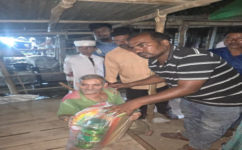 সংবাদ প্রকাশের পর অসহায় মোফাজ্জলের পাশে আবু আসলাম সোহাগ
