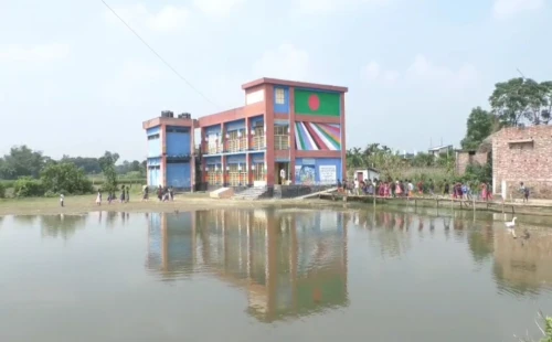 কুতুবপুর সরকারি প্রাথমিক বিদ্যালয়ে জলাবদ্ধতা