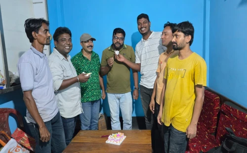 হাটবোয়ালিয়ায় সাংবাদিক মুর্শিদ কলিনের জন্মদিন উদ্যাপন