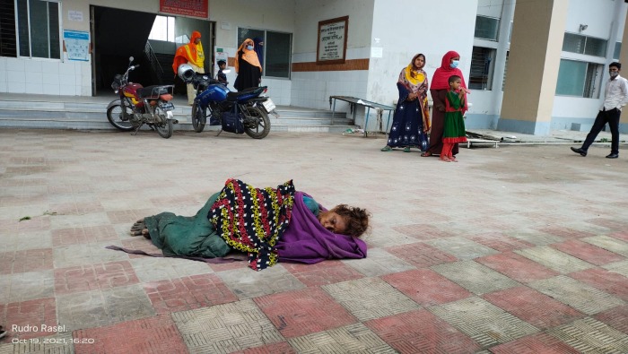 সিড়ির নিচে এখন তার মৃত্যুর অপেক্ষা!