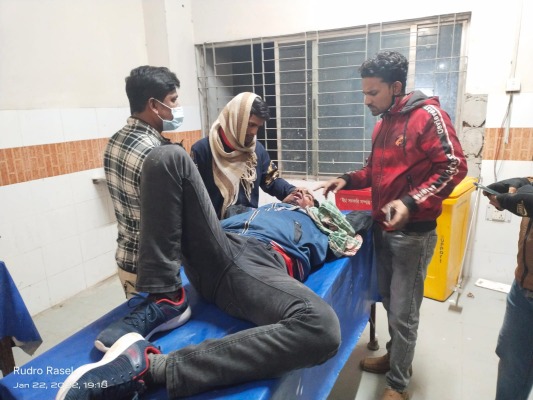 মাতাল অবস্থায় মোটরাইকেল যাত্রা, নিয়ন্ত্রণ হারিয়ে দুই যুবক জখম