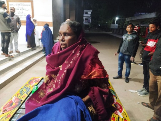 নেশার টাকা না পেয়ে মাকে কুপিয়ে জখম
