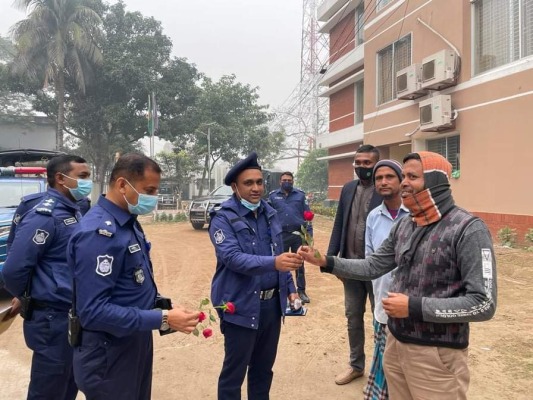 স্পট : চুয়াডাঙ্গা সদর থানা: পুলিশ দিচ্ছে চা-চকলেট আর ফুল!