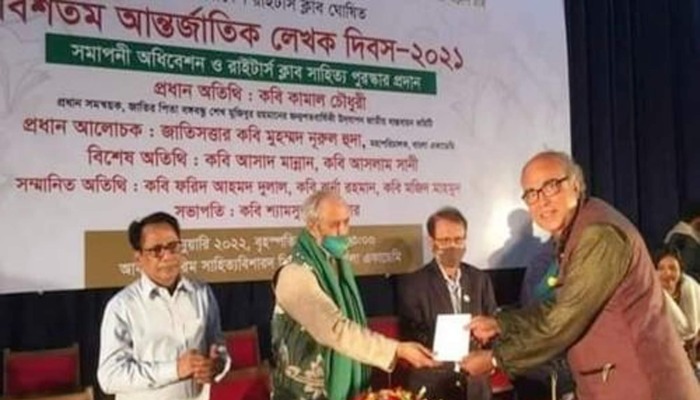 বাংলাদেশ রাইটার্স ক্লাবের সম্মাননা পেলেন রফিকুর রশীদ