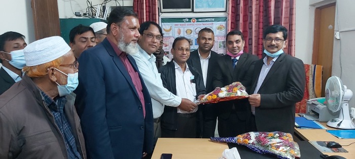 উপপরিচালক হলেন দিপক কুমার সাহা, ফুলেল শুভেচ্ছা