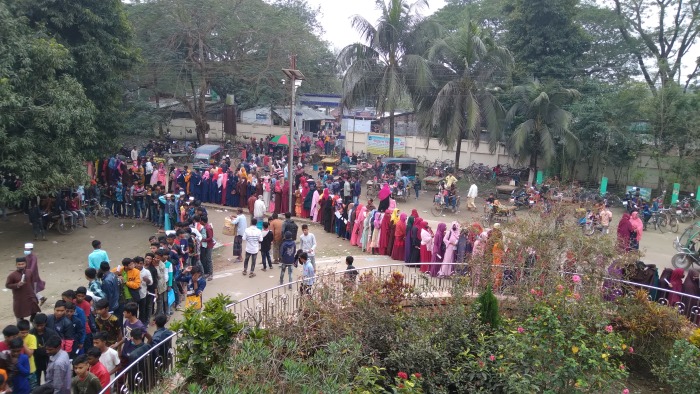 টিকা কেন্দ্রে শিক্ষার্থীদের উপচে পড়া ভিড়