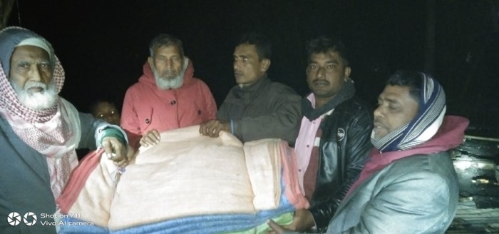 চুয়াডাঙ্গা সদরের ঝাঝরিতে বৈদ্যুতিক শর্ট সার্কিট থেকে অগ্নিকাণ্ড; ক্ষতিগ্রস্তদের মাঝে শীতবস্ত্র বিতরণ