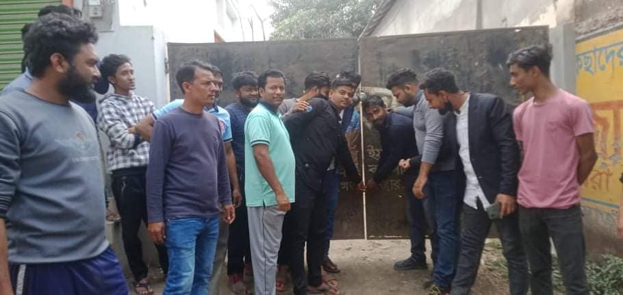 আদিয়ান মার্টের সিইওর বাড়িতে বিক্ষুব্ধ গ্রাহকদের তালা!