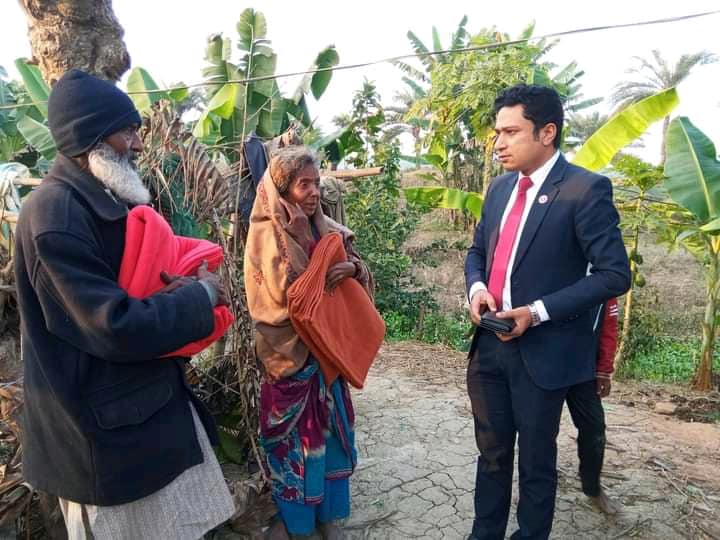জীবননগরে হতদরিদ্র ভ্যান চালকের পাশে ইউএনও