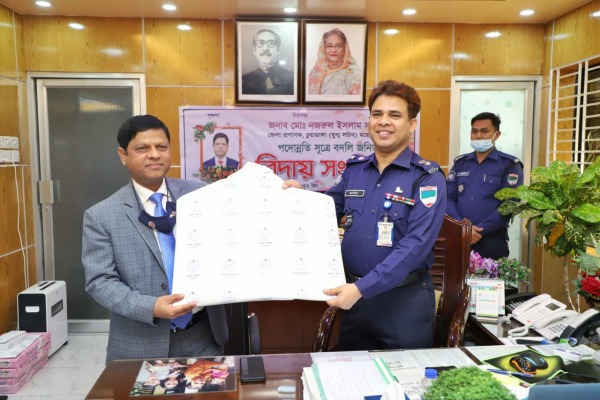 চুয়াডাঙ্গা জেলা পুলিশ ও জেলা পরিষদের পক্ষ থেকে ডিসি নজরুল ইসলাম সরকারকে বিদায় সংবর্ধনা প্রদান