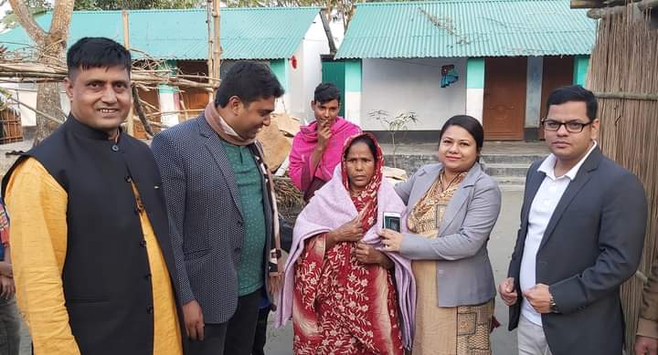 হরিণাকুণ্ডুর উপজেলা প্রশাসনের উদ্যোগে শীতবস্ত্র বিতরণ