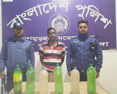 দুই উপজেলার দুই খোকন মদসহ আটক