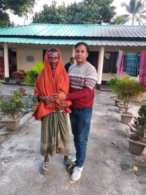 হরিণাকুণ্ডুতে শীতার্তদের মাঝে শীতবস্ত্র বিতরণ