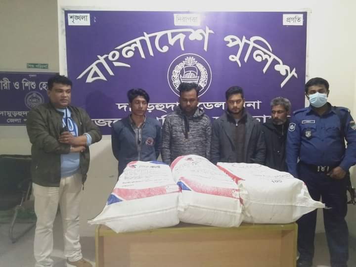 দামুড়হুদায় ভারতীয় শাড়ী, থ্রি-পিসসহ আটক ৪