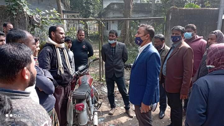 অবৈধ স্থাপনা সরিয়ে নিতে বললেন দামুড়হুদা ইউএনও