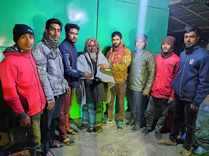 চুয়াডাঙ্গায় শীতার্ত নৈশপ্রহরীদের মাঝে ছাত্রলীগের কম্বল বিতরণ