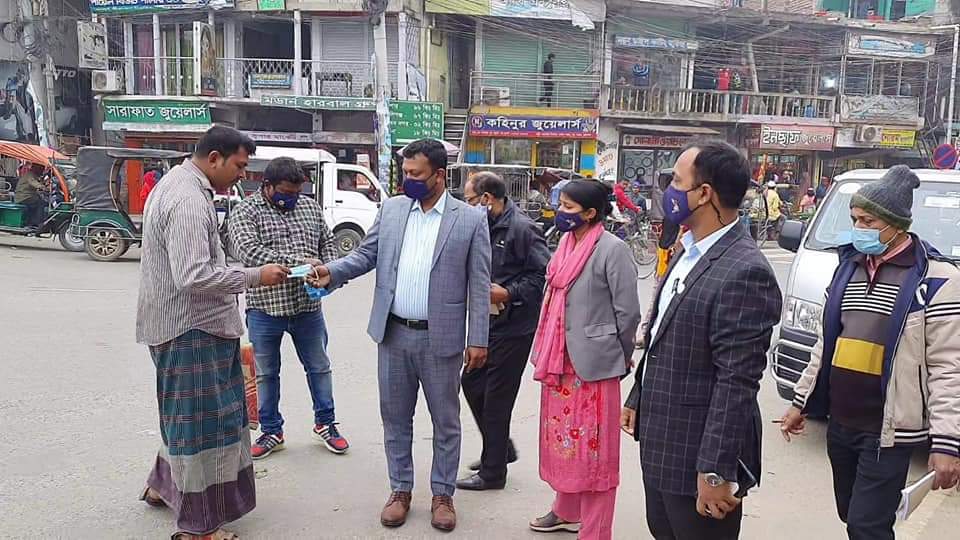 চুয়াডাঙ্গায় করোনার সংক্রমণ রোধে ভ্রাম্যমাণ আদালতে জরিমানা, মাস্ক বিতরণ