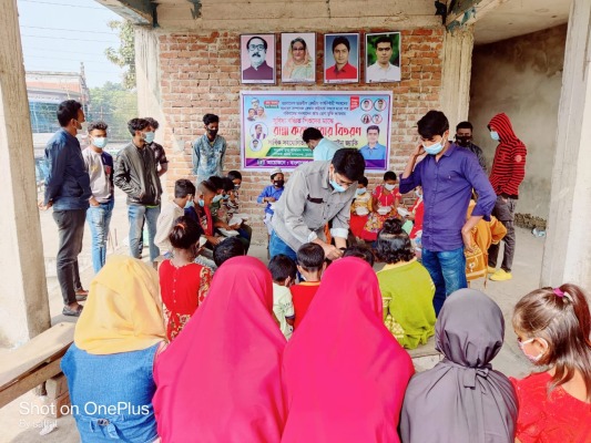চুয়াডাঙ্গায় সুবিধাবঞ্চিতদের মধ্যে ছাত্রলীগের খাবার বিতরণ
