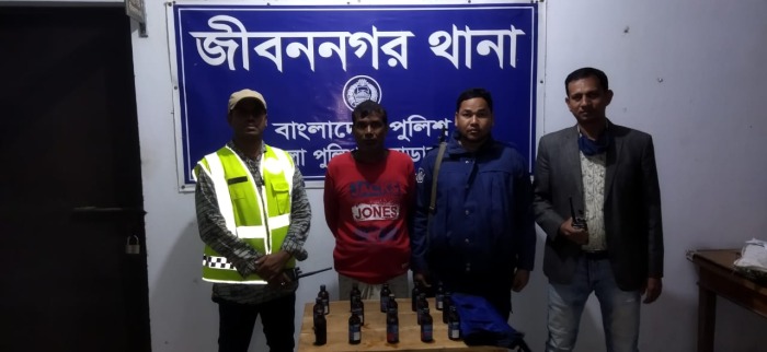 জীবননগর থানার এসআই ভবতোষের নেতৃত্বে মাদক ব্যাবসায়ী আটক