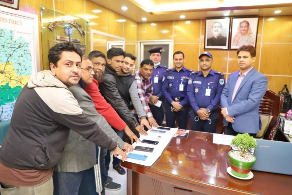 চুয়াডাঙ্গা সদর থানা পুলিশ কর্তৃক ৬টি স্মার্ট ফোন উদ্ধার