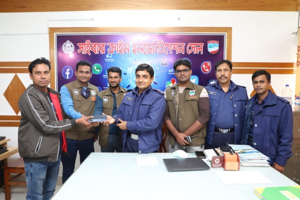 ৩টি হারানো স্মার্টফোন উদ্ধার করলো চুয়াডাঙ্গা সাইবার ক্রাইম ইনভেস্টিগেশন সেল