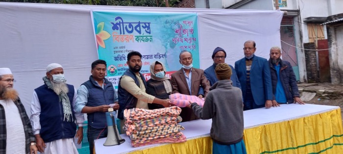 চুয়াডাঙ্গায় শীতার্তদের মধ্যে কম্বল বিতরণ করলেন ওয়ার্ড কাউন্সিলর কামরুজ্জামান চাঁদ