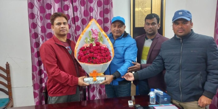 বিপিএম পদকে ভূষিত হওয়ায় আলমডাঙ্গা থানা পুলিশের পক্ষ থেকে চুয়াডাঙ্গা পুলিশ সুপারকে ফুলেল শুভেচ্ছা