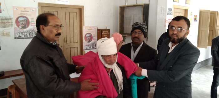মুজিবনগর বাগোয়ানে অসহায় ও দুস্থদের মধ্যে কম্বল বিতরণ