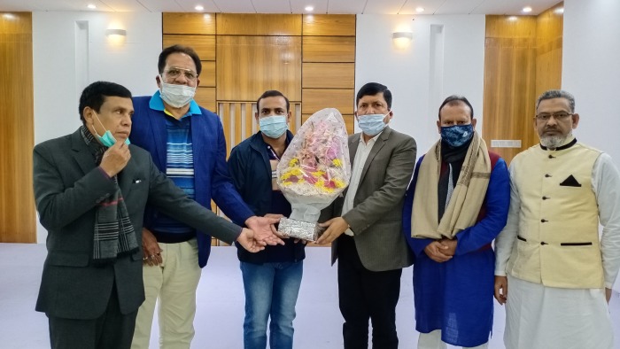 চুয়াডাঙ্গা জেলা আ.লীগের পক্ষ থেকে শুভেচ্ছা গ্রহণকালে নবাগত ডিসি আমিনুল ইসলাম