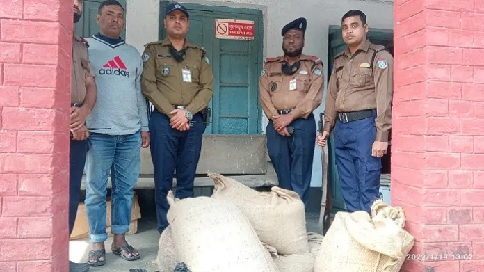 দর্শনায় রেলের ওয়গেন ভেঙ্গে গম চুরি: ৩ রাউন্ড ফাঁকা গুলি: গম উদ্ধার